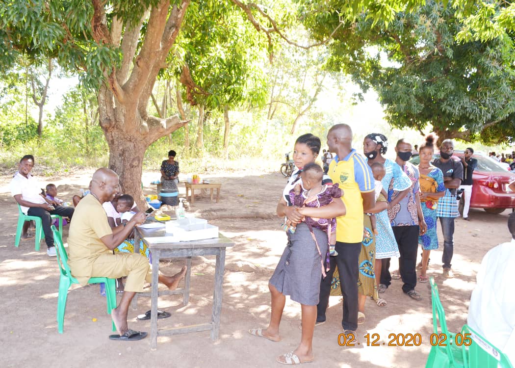 Community members of Atighir village waiting for medical attention.